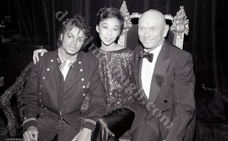 Michael Jackson, Yul Brynner, wife 1984, NYC.jpg